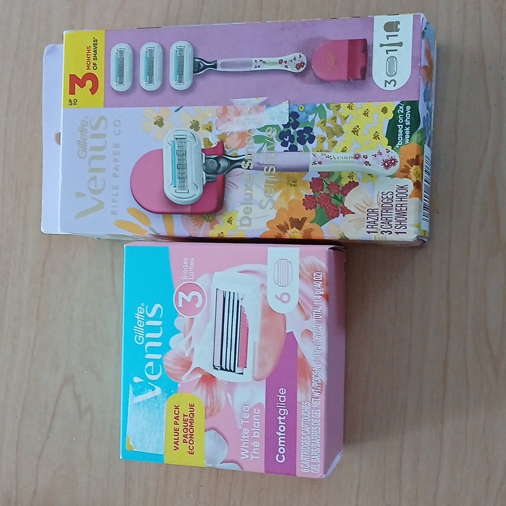 Gillette Venus Razor and Extra Cartridge Set